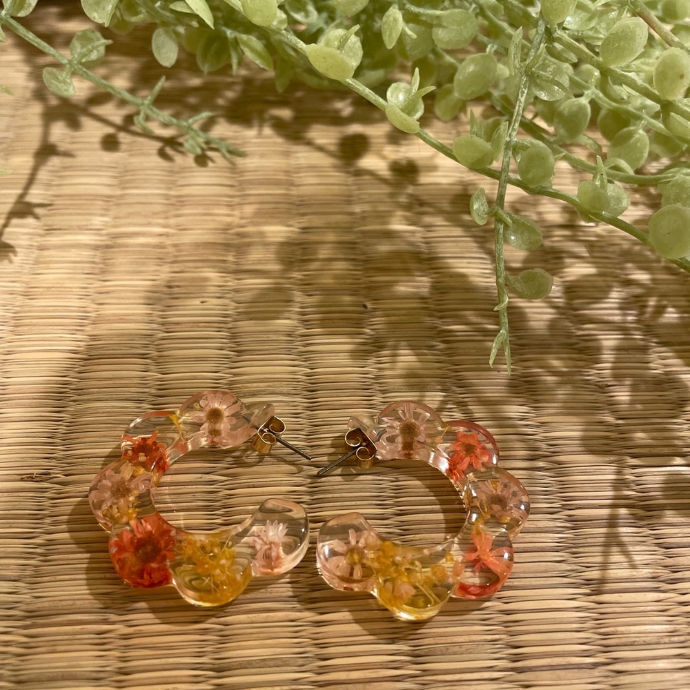 Resin pressed flower open hoop earrings
